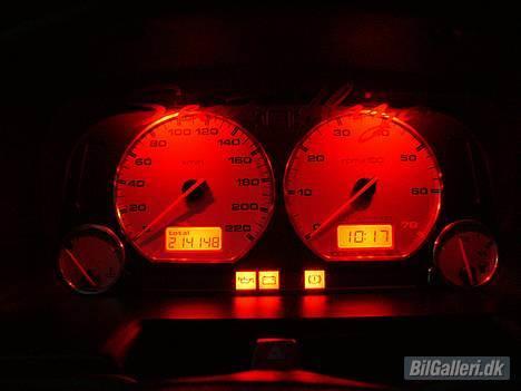 Seat Ibiza 2.0GTi WMAX 2006 - Så kom der rødt lys i hele instrumentering og med folie på displays hvilket dæmper styrken lidt.. Seat teksten kan svagt ses i lyset billede 9