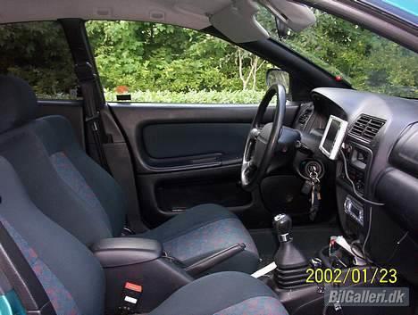 Mazda 323f - indvendig i bilen billede 11