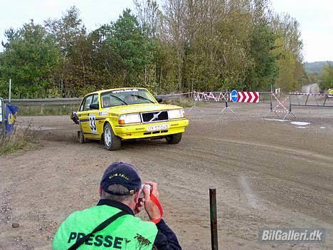 Volvo 240 Rally Bil (2002) - Det er ikke altid det går så godt når man starter på 2 punkteret baghjul. billede 3