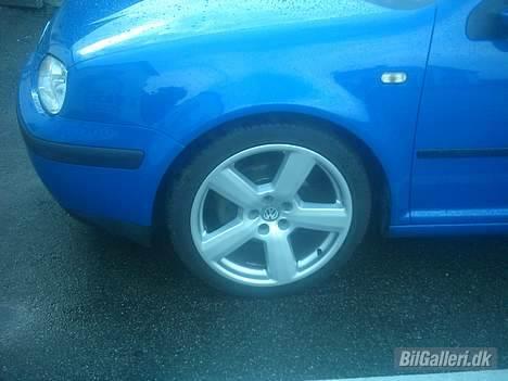 VW Golf IV 1.8 20V - De fælge passer bare godt på den bil. billede 7