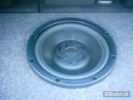 VW Golf IV 1.8 20V - En lille sub monteret i hattehylden billede 14