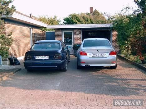 BMW E39 520i - ja, ved siden af min forældres bil, så i tror i måske lidt mere på bilen er min... :) billede 9