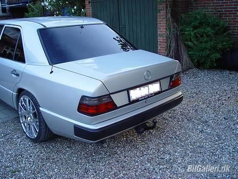Mercedes Benz 300D Turbo billede 2