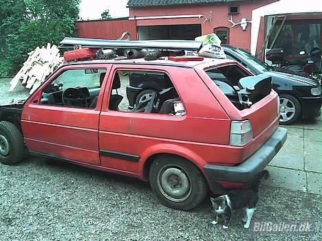 VW Golf "projekt" - Lige blev skubet ud af værkstedet, Hehe, man kan rigtig se hvordan den blir brugt til arbejdsbor billede 1