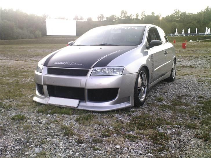 Fiat Stilo SOLGT desværre. - Så er der et nyt front billed fra lynge med ca ½ cm frigang. billede 1