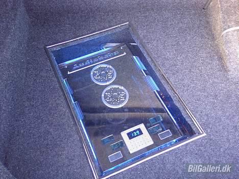 Fiat Stilo SOLGT desværre. - Close UP på Min 6 Kanals Audiobahn forstærker bag glas... billede 2