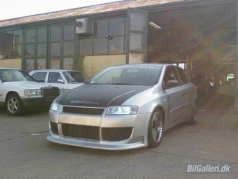 Fiat Stilo SOLGT desværre. - Så er den nye front fra Novitec kommet på med ca. 6 cm frigang fra asfalt til kofanger. Stor Tak til Lasse B.C. og hans far for lån af værksted. billede 3