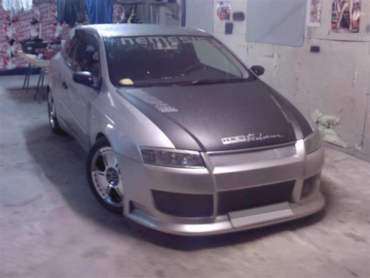 Fiat Stilo SOLGT desværre. - Så er fronten lige blevet helt færdig hos maleren den er blevet malet i bilens farve, udspartlet ved nr. pladen og falck krog, skåret gæller i siden for neden og tilpasset. Så nu ligner den ikke den normale front mere. billede 7