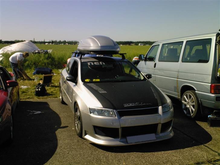 Fiat Stilo SOLGT desværre. - Så er vi til DHB 07 sikke en fest hehe Tjek lige den efter monteret tagbox det blev vi nød til ellers ku bajerne, vodkaen og absihnten ikke være der. JA! kønt er det jo ik men folk gloede ldt hehe, gejler vogn og tagbox. billede 8