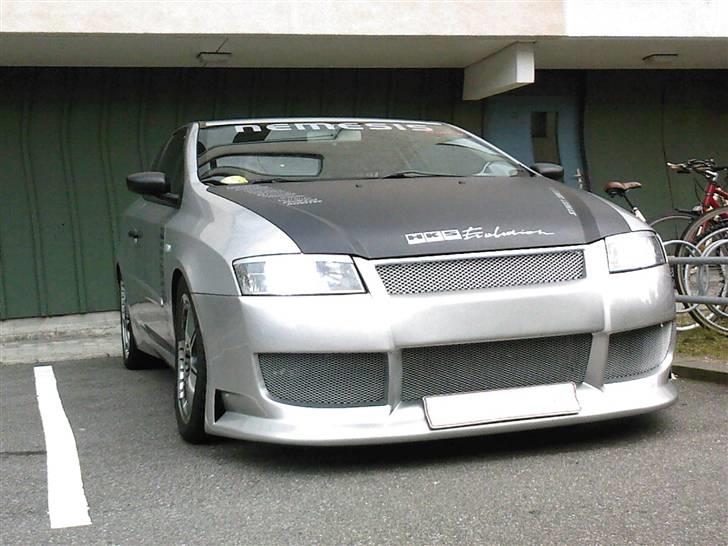 Fiat Stilo SOLGT desværre. - Den ny lavede front i dagslys STOR tak til dig charlie prof. stykke arb. lækkert. Undskyld billedet er lidt skævt jeg tror der var for meget vind.  billede 11