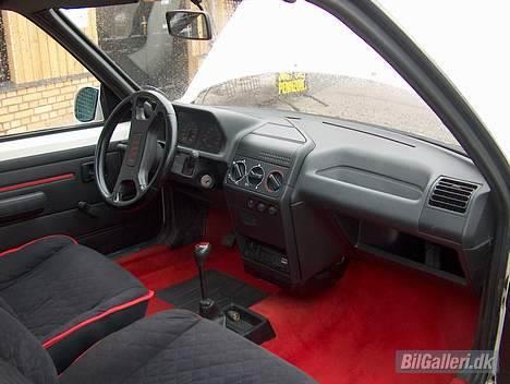 Peugeot 205 Rallye 1.9 - Kabinen, den står næsten som ny billede 4