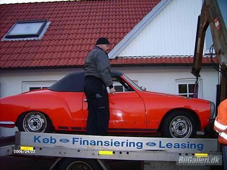 VW Karmann Ghia Cabriolet - den stolte ejer inspicerer billede 3