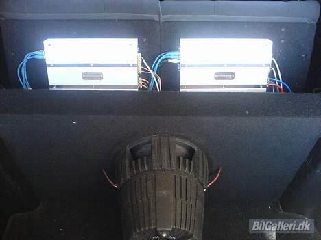 Toyota Celica GT (solgt)(Jeppes) - Subwooferen og de 2 Autosonik forstærkere som er monteret på bagsæderne. billede 10