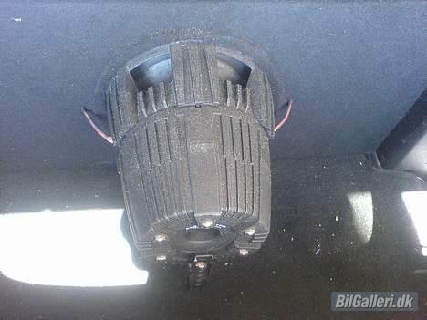 Toyota Celica GT (solgt)(Jeppes) - Subwooferen igen. Ligner noget som forsvaret prøver at skjule fra offentligheden :-). billede 12