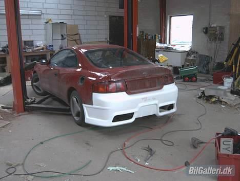Toyota Celica GT (solgt)(Jeppes) - Under ombygning. Prøvemontering af skørter inden lakering. billede 13