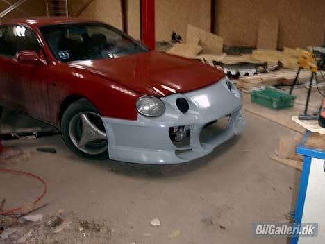 Toyota Celica GT (solgt)(Jeppes) - Under ombygning. Prøvemontering af skørter inden lakering. Vinterfælgene kan ses på dette billede. billede 14