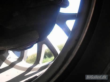 BMW 320i E30 Solgt - Behind the rims :P billede 12