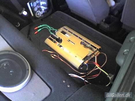 Nissan 100nx RIP - TOTALSKADET - Bagsiden af bagsædet er forstærkeren monteret. Bagsædet kan vippes ned, så man nemt kan komme til forstærkeren. billede 6