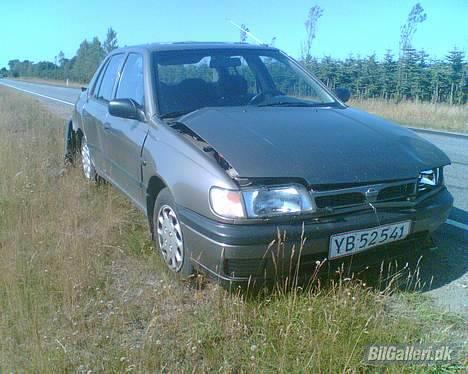 Nissan Sunny *død* - Hulk.. sikke en bule hun fik.. (taget den 16/7-2006 omkring kl 15.00) billede 19