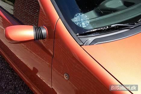 Fiat Punto jtd solgt - Mellemslibningen og fem gange klarlak giver en god glans og fremhæver effekten i perlemorslakken... billede 9