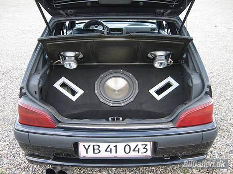 Peugeot 106 gti [SOLGT] - bagage rummet hehe der er sku ikk meget plads men en 6.paks kan der vel altid laves plads til;o) billede 6