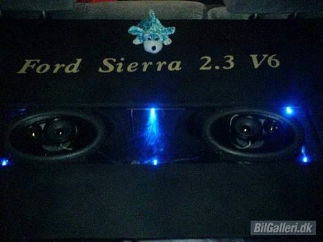 Ford Sierra 2,3 V6 **SOLGT** - Hjemmelavet hattehylde i træ, med plexiglas plade i midten og nu med 6 blå dioder. billede 6