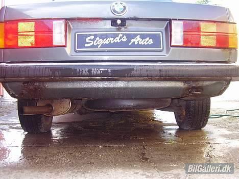 BMW 320i E30 >solgt< - det værste sted med rust billede 15