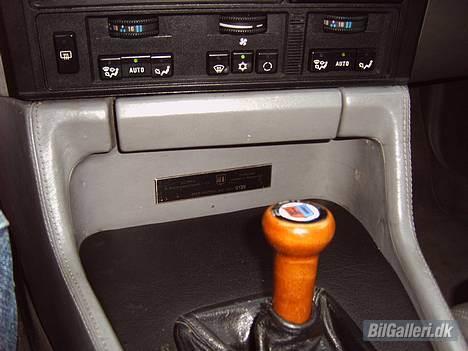 BMW Alpina B10 3,5 - Gearknop og Alpina typeskilt, med påskriften 0138 billede 4