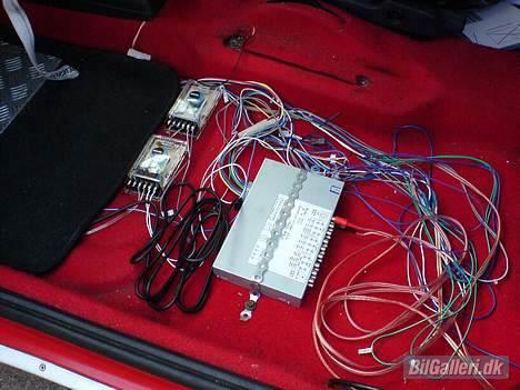 Peugeot 106 rally. model 1 - For helvede der er mange ledninger til en dvd player  :/ billede 8