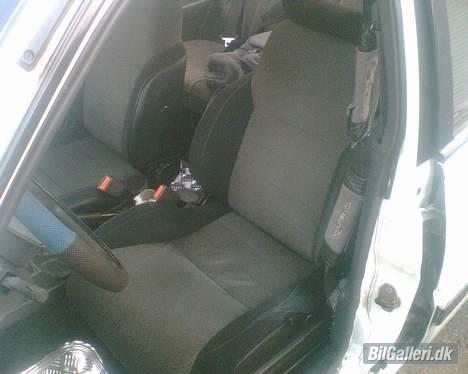 Nissan Sunny (Solgt) - Så er der sku kommet formsæder i bilen. Nice og man sidder godt i dem. billede 18