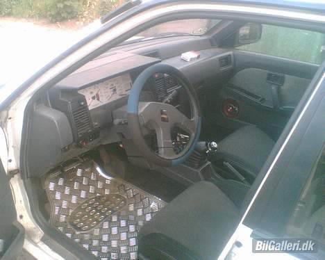 Nissan Sunny (Solgt) - Et lille billed af kabinen. Bemærk dørk look´a´like bundmåtter. billede 19