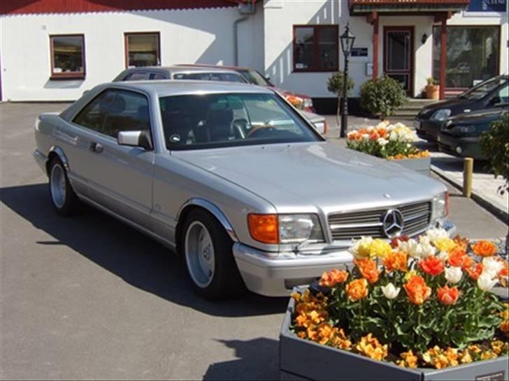 Mercedes Benz W126 - 500 SEC / 560 SEC - Den ser rå ud fra denne vinkel synes jeg. billede 17