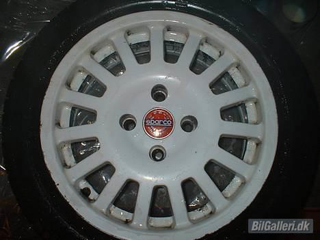 Peugeot 106 XR SOLGT! - mmm de nye alu fælge.. nu skal de bare afblancers og sættes på:) billede 3