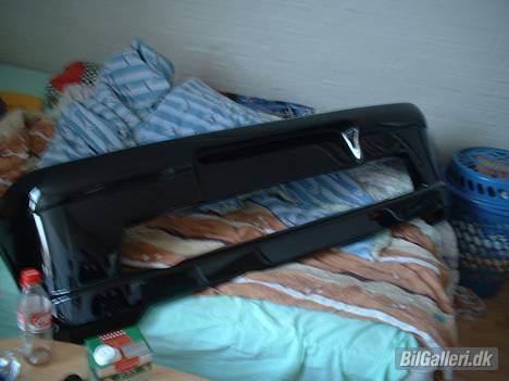 Peugeot 106 XR SOLGT! - hehe ja nu skal den bare liger på.. beslag er ved at blive sat på den:) billede 6