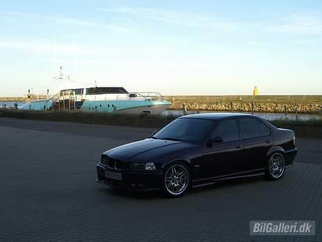 BMW e36 325i (solgt) - Det er så min båd i baggrunden hehe... ej det er en som er ved at blive gjort færdig på Yacht Værftet i Skagen...  billede 8