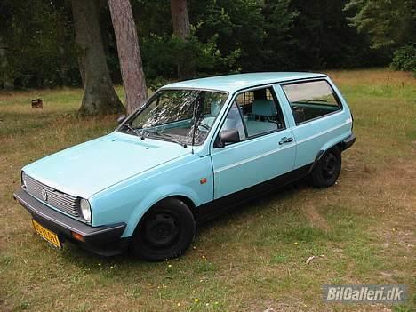VW Polo  *Bortadoperet* - Her står den sq ! ... Flot og smart ! ... Og klar til fart ! :P billede 1