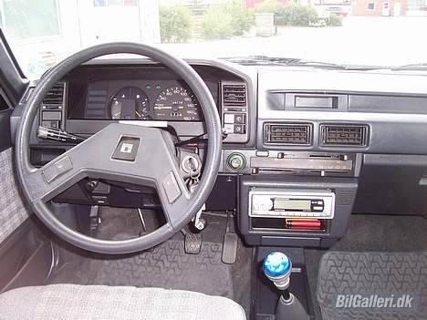 Toyota Corolla [Æ' Rolla] R.I.P - Instrumentbord totalt standart udover radioen, som i øvrigt ikke er noget at råbe hurra for ;) billede 5