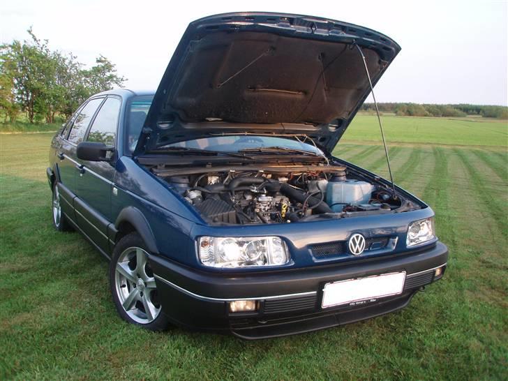VW Passat GT. - SOLGT - lige med motorhjelmen oppe, så man kan se maskinrummet billede 6