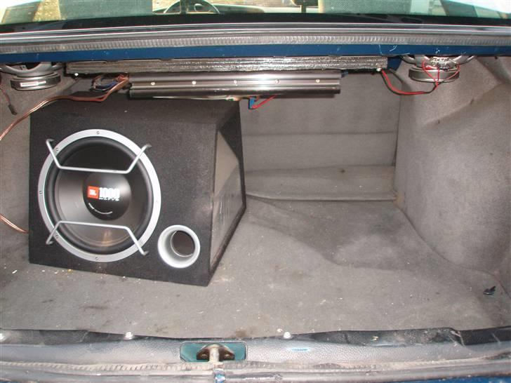 VW Passat GT. - SOLGT - billede af anlægget. meget svært at se, da den er monteret op under hattehylden. billede 8