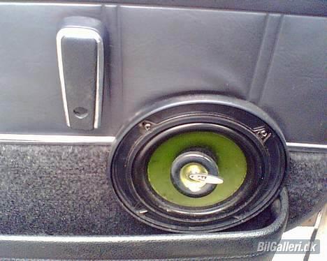 Opel Kadett D solgt - man kan ikke få det hele, valget stod mellen højtaler i døren, eller hjul på rudehejs. billede 3