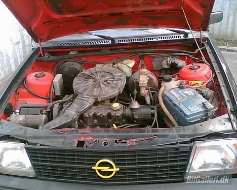Opel Kadett D solgt - den er god nok, der er en motor. billede 13