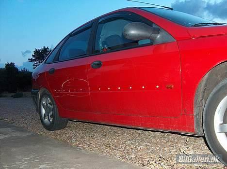 Renault laguna RN 1,8 - så er der gang i at fjerne side lister mangler kun at svejse og spartle og male!!! billede 8