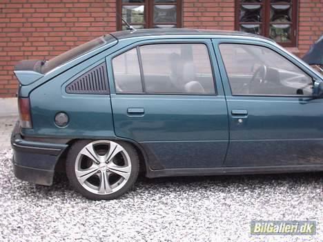 Opel Kadett GSI turbo - Som den står nu, billederne er taget oppe hos den tidliger ejer da vi hentede den billede 2