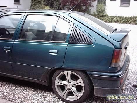 Opel Kadett GSI turbo - Som den står nu, billederne er taget oppe hos den tidliger ejer da vi hentede den billede 5