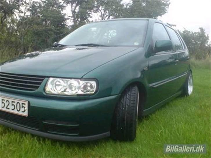 VW Polo 6N - Bilen står næsten færdig udvendig. Døre/Skærme/kofangere malet - Fælge skiftet - Baglygter fra SE sat på - Angeleyes Oneblock skiftet, sideblink - Undervogn 50/40 skiftet - Centrallås monteret - Filter monteret billede 1