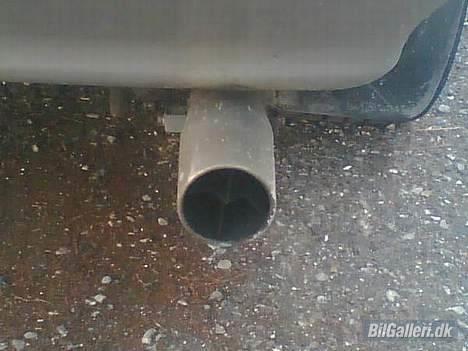 Mazda 323 1,6 gt/x 2talt skadet - en lille rør hale der dækker over 2" billede 6