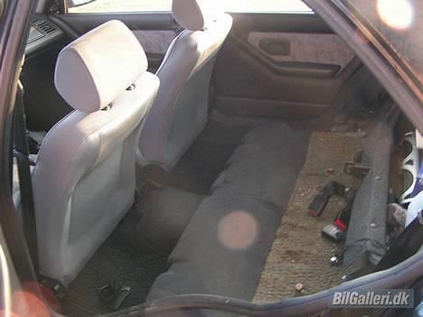 Peugeot 306 Sedan ( Solgt) - Skal have tæppet op for at lægge ledningerne til baghøjtalerne... billede 7