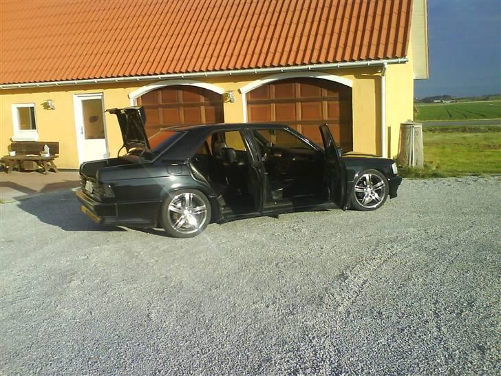 Mercedes Benz 190 2,5 Turbo D  *SOLGT* billede 2