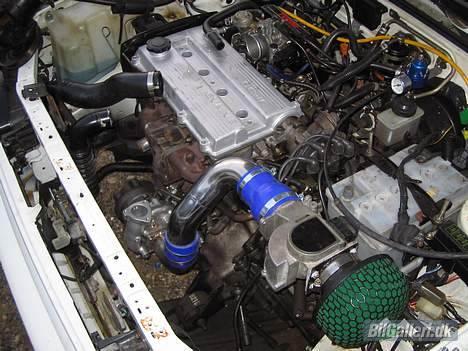 Mazda 323 4wd Turbo SOLGT - Her sidder turboen så. Billede inden maling af topdæksel og med gammelt filter billede 13