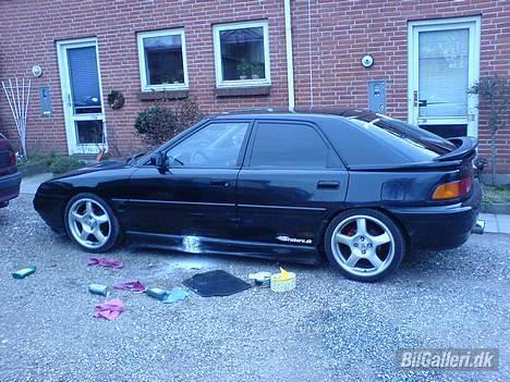 Mazda 323 F 1.8 GT ^^Solg^^ - Ja.. Sneen var sku hård mod skørtet, så skulle lige lappes. billede 15
